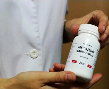 Метадон фото у флаконі який демонструє фармацевт